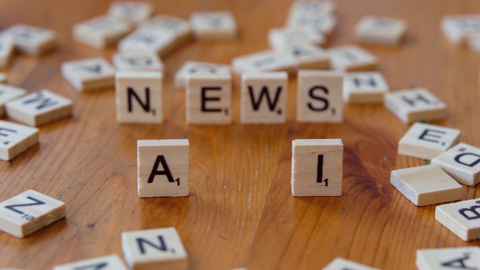 NEWSとAIの文字を並べた木製タイル